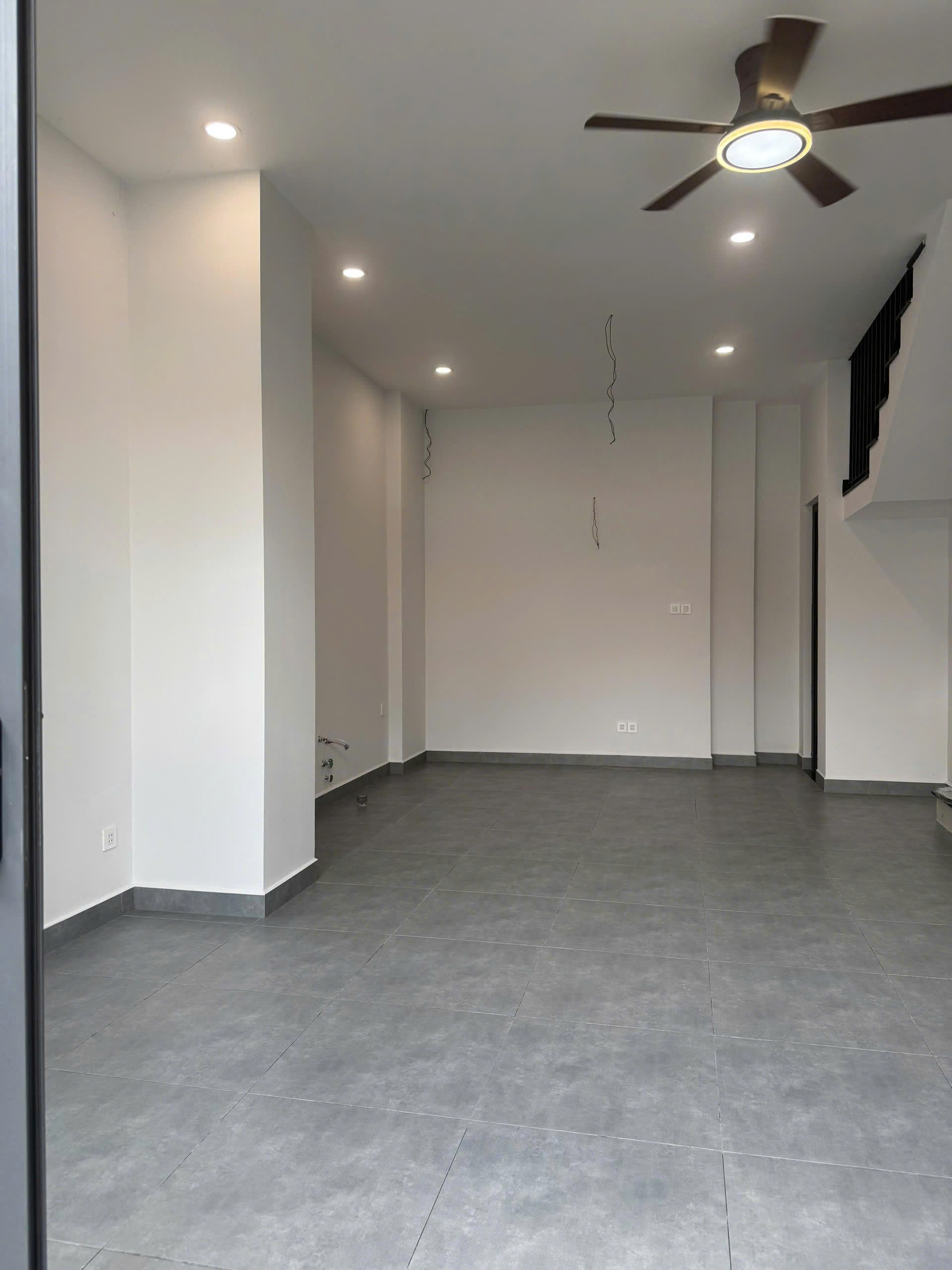 Bán nhà đẹp mới xây, kết cấu bê tông cốt thép, cách mặt tiền tô ngọc vân 100m - Ảnh chính
